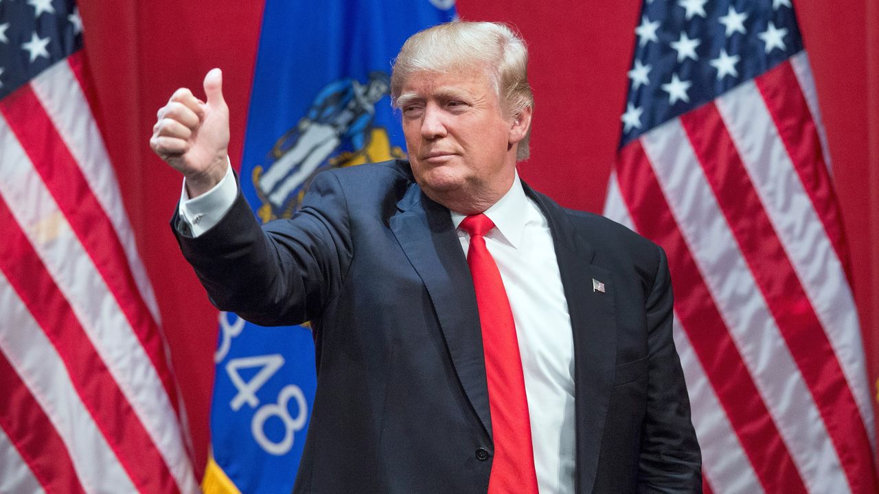 Trump pezullon programet që u japin leje qëndrimi emigrantëve, çfarë parashikon vendimi